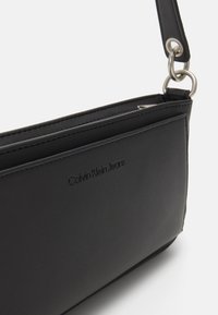 Calvin Klein Jeans SCULPTED SHOULDER POUCH - Borsa a mano - black
