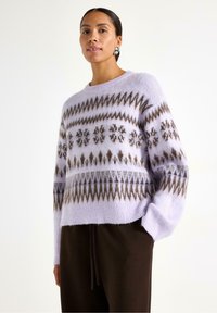 Maglione lavorato a maglia di un leggero colore viola con motivi geometrici marroni, caratterizzato da maniche lunghe e una vestibilità ampia. Finitura morbida e testurizzata.