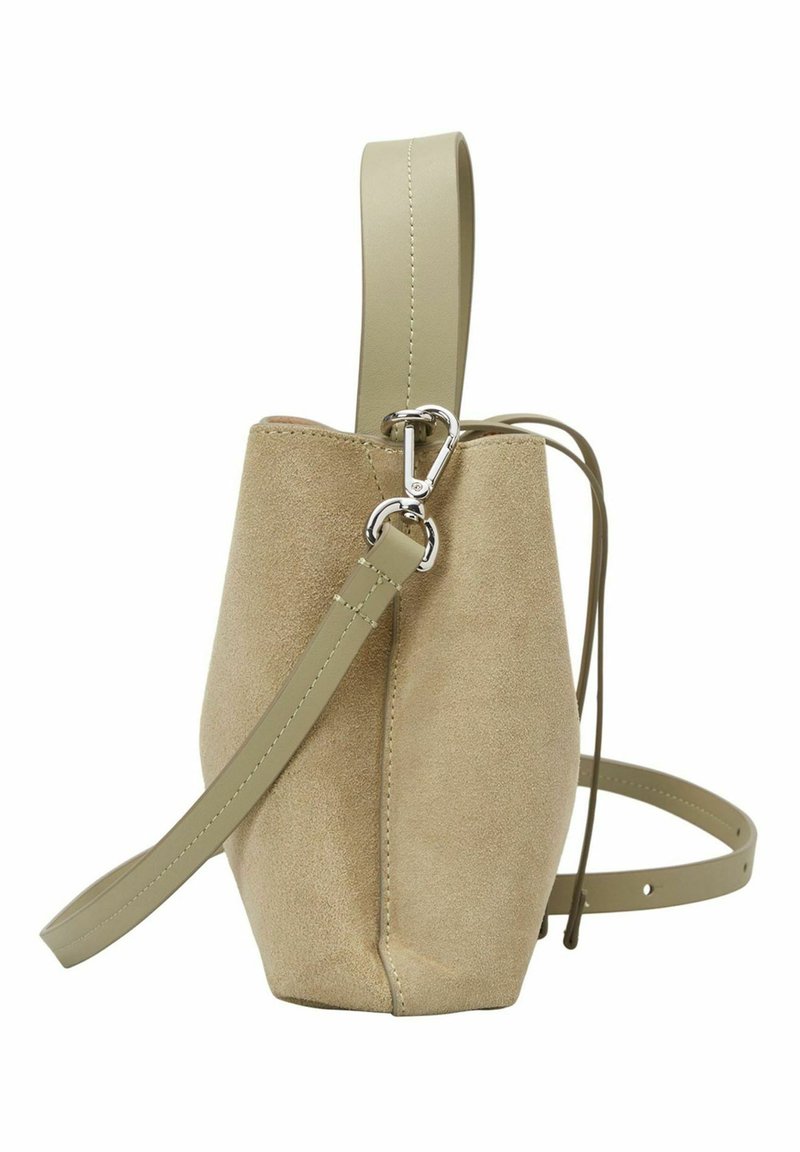 Tote-Bag aus Wildleder in hellbeige mit strukturierter Form. Verfügt über einen abnehmbaren Schultergurt und eine silberne Metallclip-Akzent.