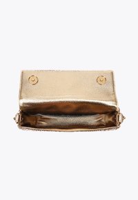 Złota torebka kopertówka z teksturowanej skóry z magnetycznym zapięciem. Wnętrze ma gładką podszewkę oraz kieszeń na zamek do organizacji.