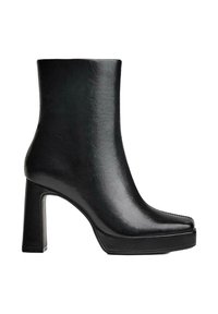 Cizmă de gleznă din piele neagră, cu vârf pătrat, toc bloc înalt și talpă cu platformă. Textură netedă, cu detalii minimale de cusături.