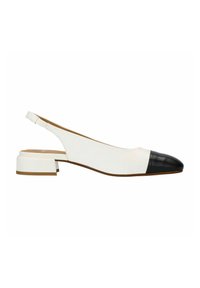 Witte slingback schoen met een zwarte lakleren neuskap, lage blokhak en een gladde textuur. Verstelbare band aan de achterkant voor pasvorm.