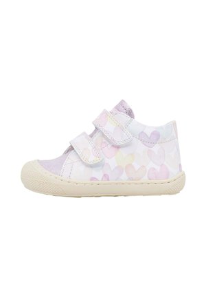 Scarpe per bambini con chiusura in velcro, caratterizzate da motivi a cuore pastello su uno sfondo bianco, dettagli in grigio chiaro testurizzato e suola in gomma.