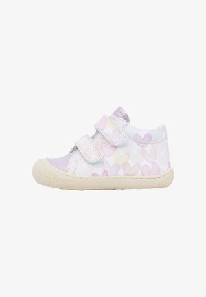 Scarpe per bambini con chiusura in velcro, caratterizzate da motivi a cuore pastello su uno sfondo bianco, dettagli in grigio chiaro testurizzato e suola in gomma.