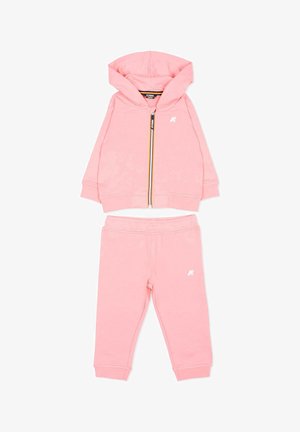 Veste à capuche rose douce pour enfants avec fermeture éclair et pantalon assorti à taille élastique, tous deux avec petits logos blancs sur le côté gauche.