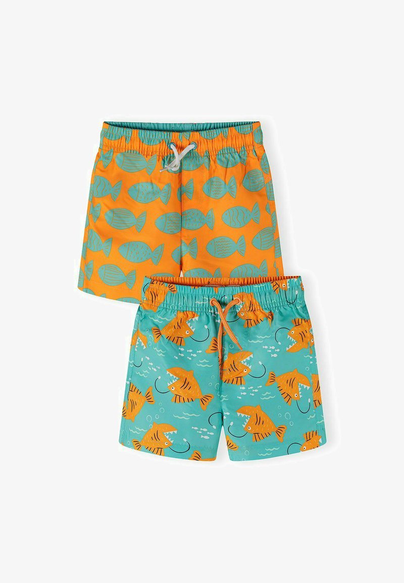 Deux paires de shorts de bain pour enfants : l'une orange avec des motifs de poissons turquoise, l'autre turquoise avec des dessins de baudroies orange et de petits poissons.