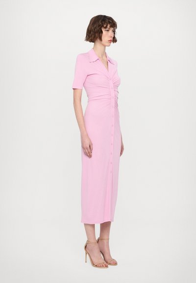 Roze midi-jurk met korte mouwen, een aansluitend lijfje met ruches, knoopsluiting en een gladde stoftextuur. Draag met tan kleurige hoge hak sandalen.