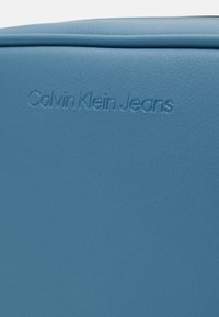 Calvin Klein Jeans SCULPTED CAMERA MONO - Torba preko tijela - dusk blue