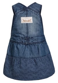 Sukienka dżinsowa z dopasowanym topem i rozkloszowanym dołem, z teksturowaną dolną częścią, w odcieniach niebieskiego oraz z naszywką z logo Levi Strauss.