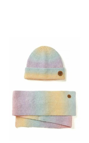 Ensemble bonnet et écharpe tricotés avec des couleurs dégradées pastel jaune, bleu et violet, chacun doté d'un petit écusson en forme de cœur marron.