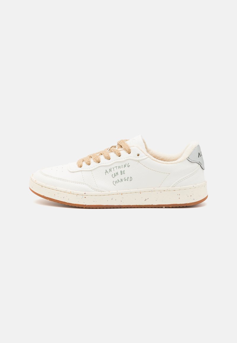 Weiße Leder Sneakers mit beige Schnürsenkeln und gesprenkelter Sohle. Der Text an der Seite lautet "ALLES KANN VERÄNDERT WERDEN." Mit grauem Fersenbereich akzentuiert.