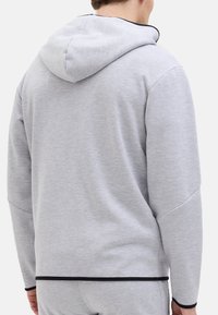 Lys grå sweatshirt med hætte, lavet af en blanding af bomuldsstof. Har ribbede detaljer ved ærmerne og kanten, med et minimalistisk design.