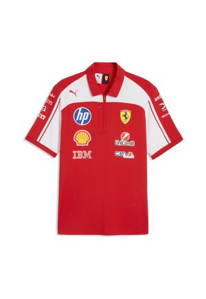 Czerwona i biała koszulka polo Ferrari z krótkim rękawem, kołnierzem na zamek błyskawiczny, logo Puma oraz logotypami sponsorów, w tym HP, Shell, IBM, UniCredit i CEVA.
