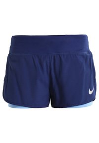 Laivastonsiniset urheilushortsit, joissa on sileä pinta, kontrastina vaaleansininen sisävuori ja heijastava valkoinen logo alareunan oikealla puolella.