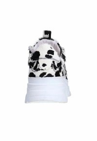 Zwart-witte koeienprint sneakers met een textuur van bont, witte zool en een achtertab voor eenvoudig aan- en uittrekken. Voorzien van veters en verstevigde stiksels.