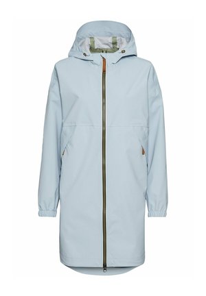 Hellblaue wasserdichte Jacke mit Kapuze, durchgehendem Reißverschluss, elastischen Bündchen, Seitentaschen und braunen Lederakzenten. Etwas längerer Rückenabschluss.