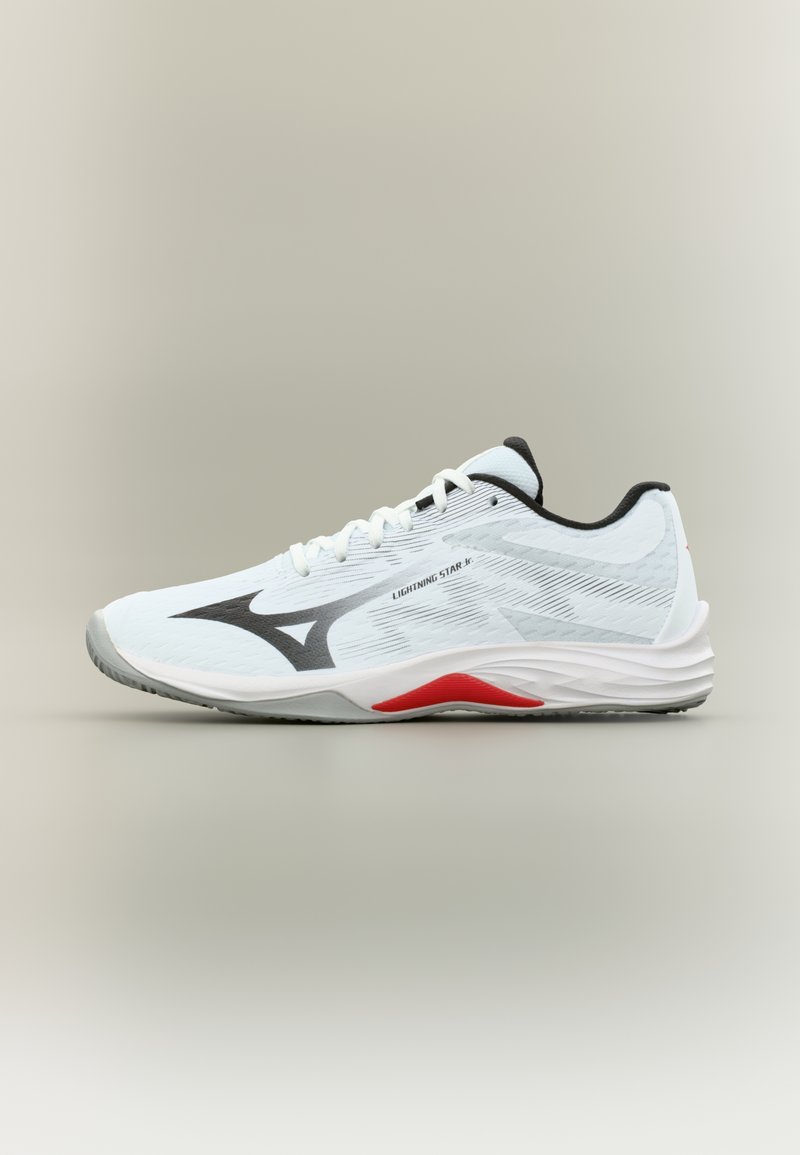Hvit og grå lett atletisk sko med svart logo, rød aksent på sålen, hvite lisser og "Lightning Star Jr."-merking på siden.