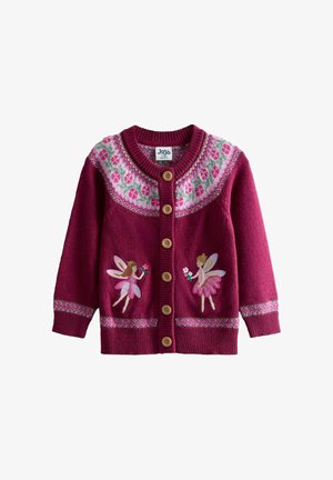 Fuchsia gestrickte Strickjacke mit rundem Ausschnitt, sieben Holzknöpfen, bestickten Feen und floralem Muster an Schultern und Bündchen.