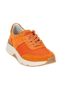Oranje sportief schoen met een combinatie van suede en mesh materialen, afgeronde neus, witte tussenzool en contrasterende oranje veters.