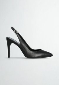 Tacchi alti slingback in pelle nera con punta affilata, tacco sottile e cinturino regolabile. Texture liscia e design minimalista.