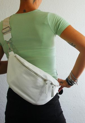 Weiße Leder-Crossbody-Tasche mit strukturierter Oberfläche, ausgestattet mit einer Reißverschlusstasche und verstellbarem gemustertem Gurt.