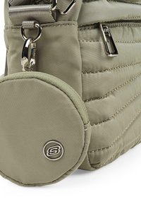 Bolsa acolchada verde con textura de acolchado, que presenta herrajes plateados, un bolso circular con cremallera y detalle del logo. Incluye correa ajustable.