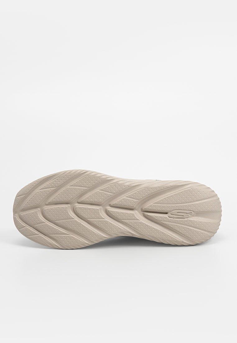 Suela de zapato beige esquelética con patrones de dibujo geométrico y un pequeño logotipo "S" en relieve cerca del talón, sobre un fondo blanco.