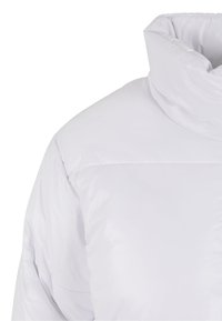 Hvit, puffy jakke med høy krage. Glatt, blank overflate og strømlinjeformet design. Har sydd sømmer og ingen synlig maskinvare.