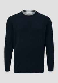 Pull en maille bleu marine avec un col rond, des manches longues, des poignets côtelés et un logo discret sur la poitrine. Texture douce, design classique.