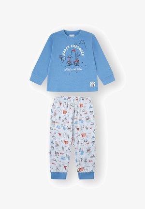 Camiseta azul de manga larga para niño pequeño con ilustración de oso y conejo andando en bicicleta, y pantalones grises con estampados coloridos de animales y camping.