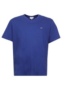 Blå bomulds t-shirt med korte ærmer og rund udskæring. Har et lille grønt Lacoste-logo på venstre bryst. Simpelt design.