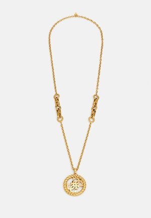 Guldhalskæde med et snoet cirkelvedhæng, der har et indviklet udskåret blomsterdesign og dekorative kædelinks nær låsen.