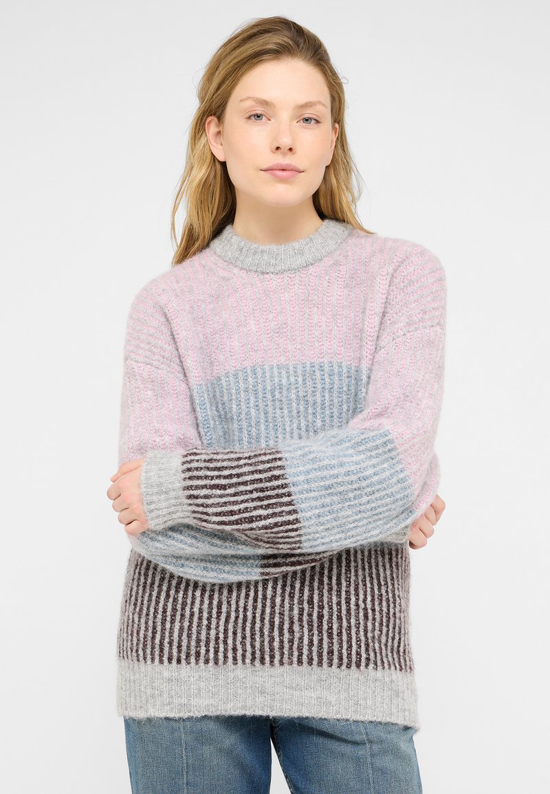 Mehrfarbiger Pullover aus weichem Strickstoff; mit leichten rosa, blauen und braunen Streifen, geripptem Muster und hohem Kragen.