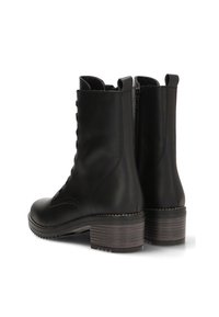 Botas de tobillo de cuero negro con puntera redondeada, cordones en la parte delantera y cremallera lateral. Tacón de bloque con textura de madera. Textura suave y acentos mínimos.