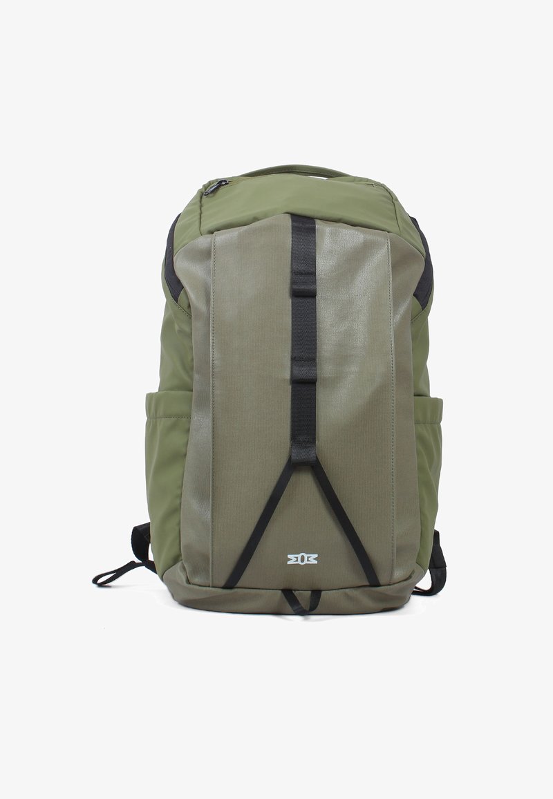 Grüner Rucksack aus glattem, strapazierfähigem Stoff. Mit grauen Akzenten, schwarzen Trägern und einer zentralen vertikalen Schnalle. Einschließlich Seitentaschen.