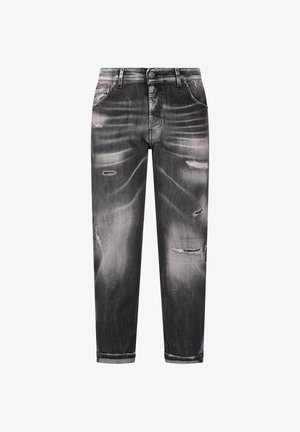 Jeans in denim nero sbiadito con strappi consumati e risvolti arrotolati, dotati di tasche frontali e chiusura con bottoni.