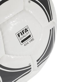 Pallone da calcio bianco con accenti neri, dotato di etichetta di qualità FIFA, superficie liscia e pannelli cuciti con forme aerodinamiche.