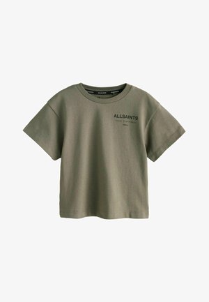 Camiseta de algodón verde oliva con mangas cortas, corte holgado y logotipo negro de "ALLSAINTS". Combinada con pantalones negros que presentan un logotipo similar.
