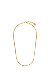 Collar de cadena de oro con eslabones retorcidos y cierre de broche. Presenta una longitud ajustable con una pequeña etiqueta cerca del cierre.