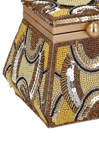 Scatola con perline e cornice in metallo dorato. Presenta motivi di perline gialle, marroni e argentate. Superficie testurizzata con disegni geometrici e accenti rotondi.