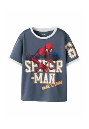 T-shirt gris à manches courtes pour enfants avec un visuel de Spider-Man en position accroupie et les textes "SPIDER-MAN" et "VRAI NOM : PETER PARKER" sur le devant.