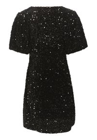 Crna haljina ukrašena šljokicama, s kratkim rukavima, slobodnog kroja i okruglim izrezom. Tkanina je teksturirana i šljakava, reflektirajući svjetlo sa šljokica.
