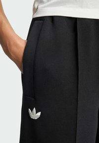 adidas Originals ADICOLOR NEUCLASSICS TRACK WIDE - Treniņtērpa apakšdaļas - black