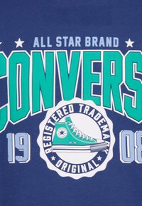Converse COLLEGIATE CREST TEE - Majica kratkih rukava s printom - navy
