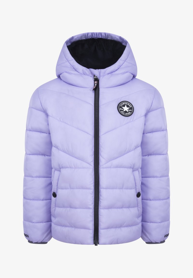 Ανοιχτό μωβ παλτό με επένδυση και κουκούλα, κλείσιμο με φερμουάρ, πλαϊνές τσέπες και μαύρο κυκλικό λογότυπο στην αριστερή περιοχή του στήθους.