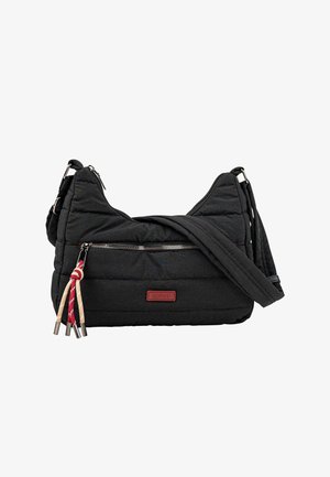 Bolso negro acolchado para llevar al hombro, con bolsillo frontal con cremallera, correa ajustable y borlas decorativas; cuenta con un parche con el logo.