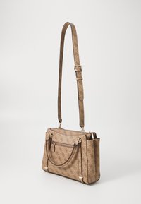 Beżowa torebka w wzory o textured powierzchni, z podwójnymi uchwytami i długim regulowanym paskiem. Posiada złote elementy ozdobne oraz boczną kieszeń na zamek.