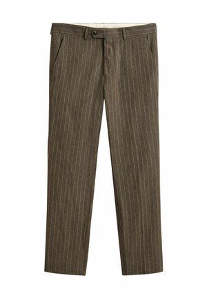 Bruine op maat gemaakte broek met dunne witte verticale krijtstrepen, ceintuurlussen, zijzakken en een sluiting met knopen aan de voorkant.