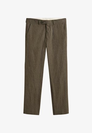 Bruine op maat gemaakte broek met dunne witte verticale krijtstrepen, ceintuurlussen, zijzakken en een sluiting met knopen aan de voorkant.