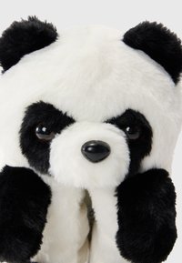 Brinquedo de panda de peluche com pelagem falsa suave em branco e preto, rosto redondo, olhos pretos brilhantes e orelhas pretas proeminentes.